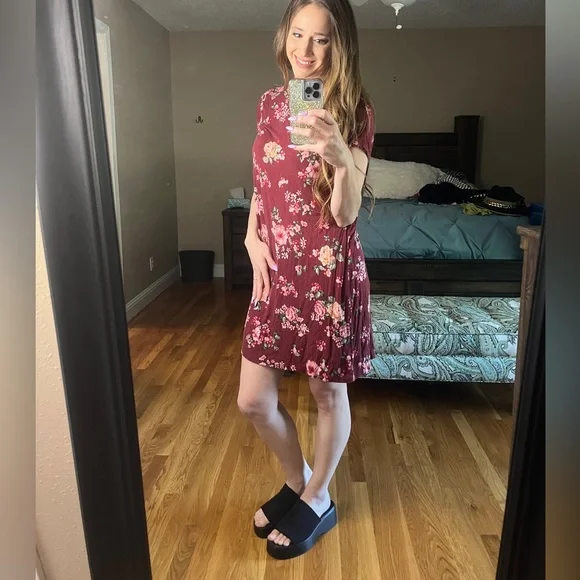 Kiki Larue floral dress with cross design on back size small - Picture 3 of 3